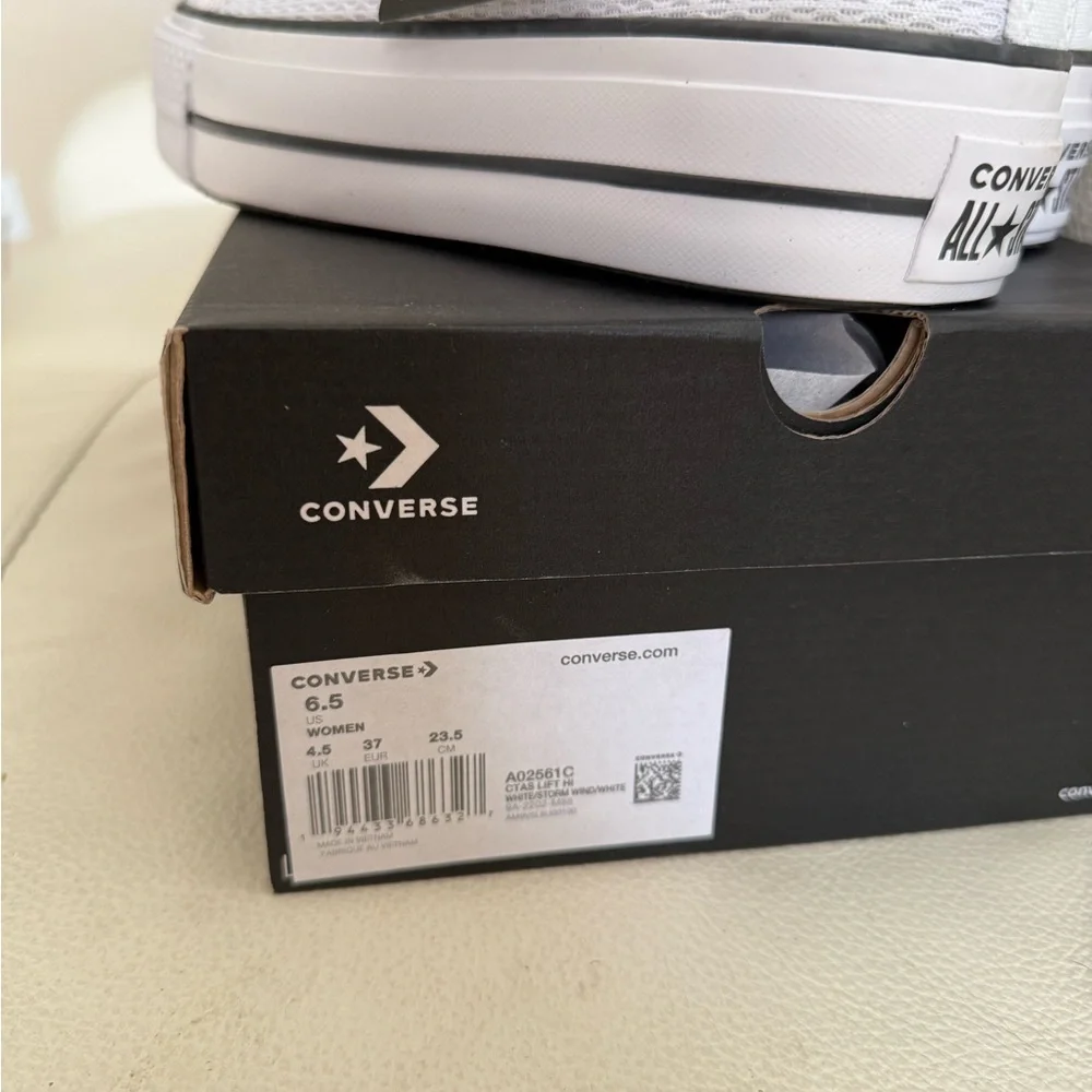 Converse Women's White Floral High-Tops size 6.5